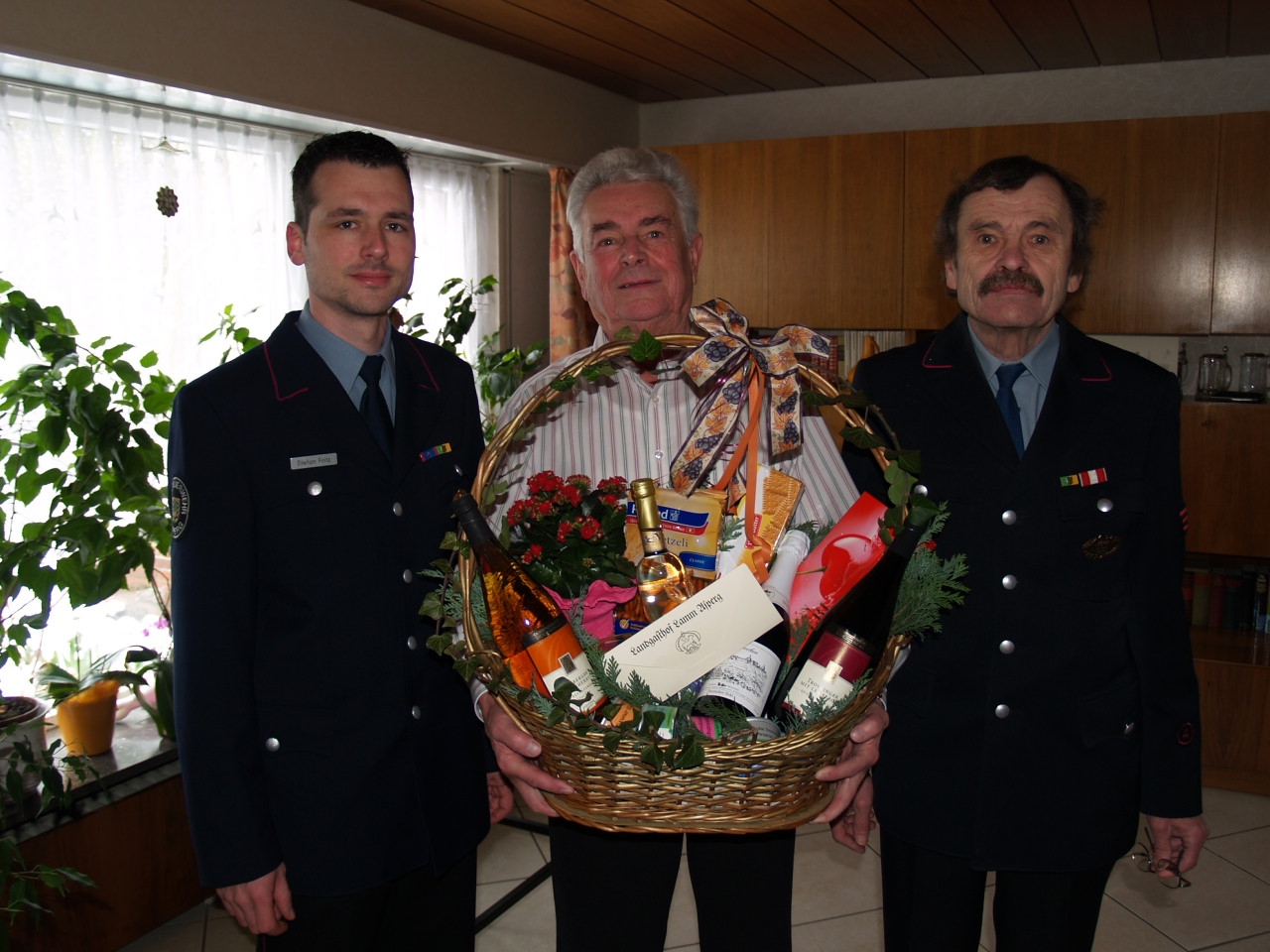 v.l.n.r Kommandant Stefan Fritz, Jubilar Richard Pfeil, Altersobmann H.-W. Vocilka v.l.n.r Kommandant Stefan Fritz, Jubilar Richard Pfeil, Altersobmann H.-W. Vocilka