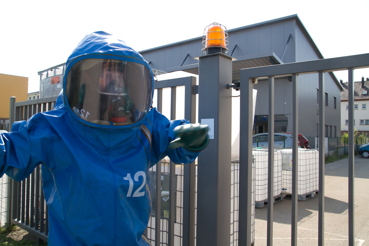 Feuerwehrmann im Chemikalienschutzanzug