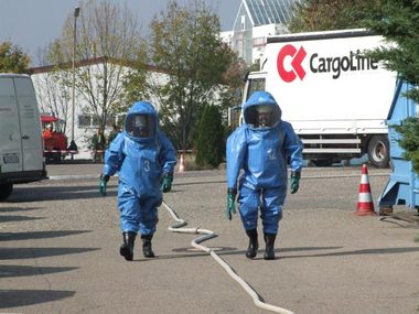 Zwei Feuerwehrmänner im Chemikalienschutzanzug